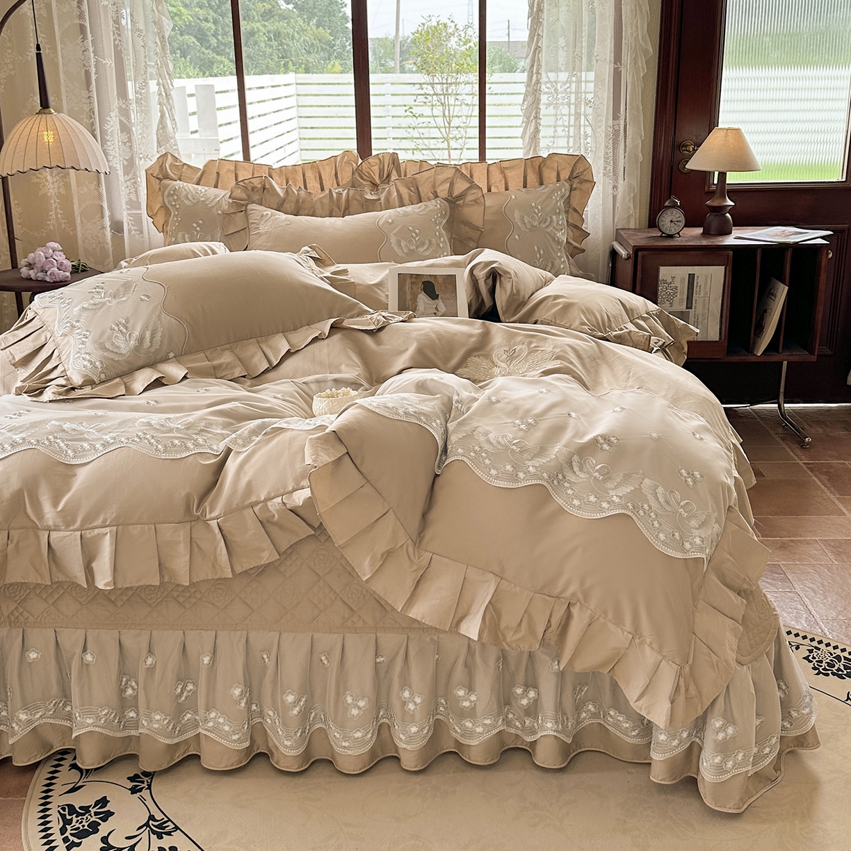 91家纺网 家纺一手货源 找家纺 宜凡家纺 2025新款长绒棉绣花夹棉床盖四件套--天鹅之吻系列 天鹅之吻 浅咖