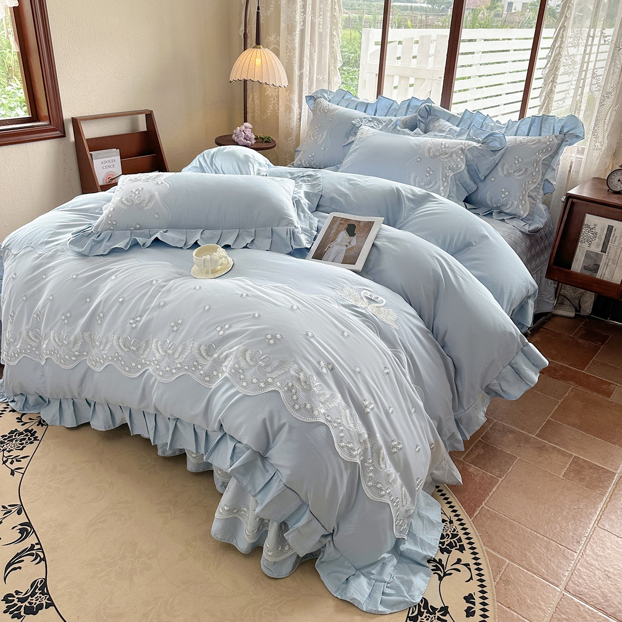 91家纺网 家纺一手货源 找家纺 宜凡家纺 2025新款长绒棉绣花夹棉床盖四件套--天鹅之吻系列 天鹅之吻 蔚蓝