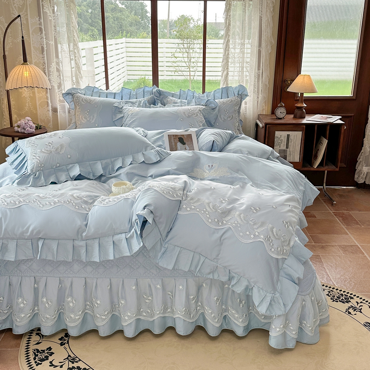 91家纺网 家纺一手货源 找家纺 宜凡家纺 2025新款长绒棉绣花夹棉床盖四件套--天鹅之吻系列 天鹅之吻 蔚蓝