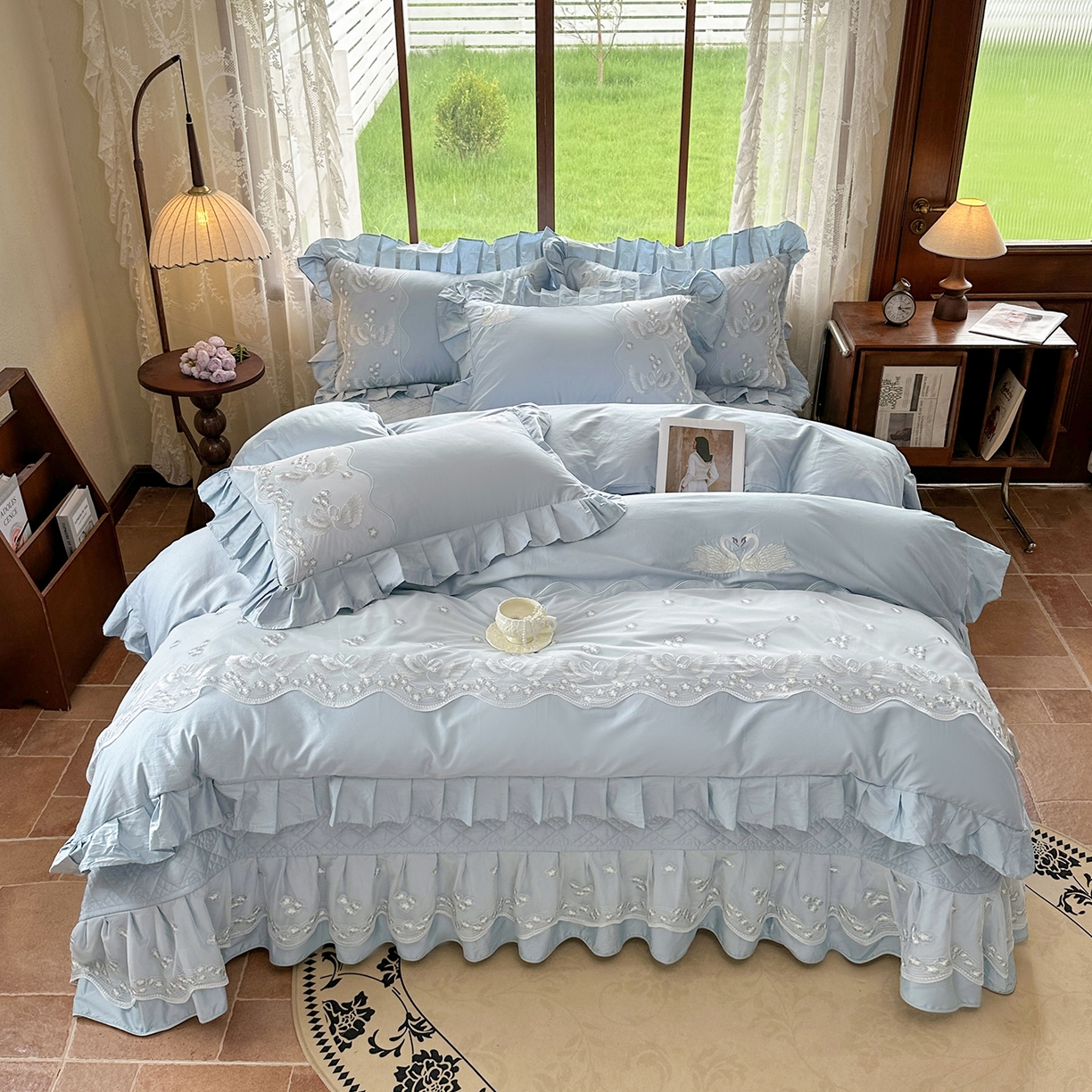 91家纺网 家纺一手货源 找家纺 宜凡家纺 2025新款长绒棉绣花夹棉床盖四件套--天鹅之吻系列 天鹅之吻 蔚蓝