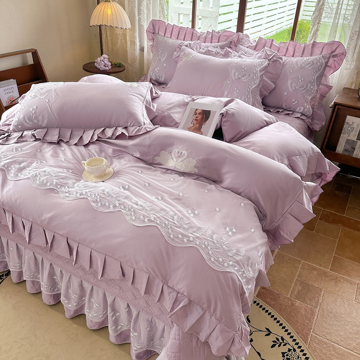 91家纺网 家纺一手货源 找家纺 宜凡家纺 2025新款长绒棉绣花夹棉床盖四件套--天鹅之吻系列 天鹅之吻 香芋紫