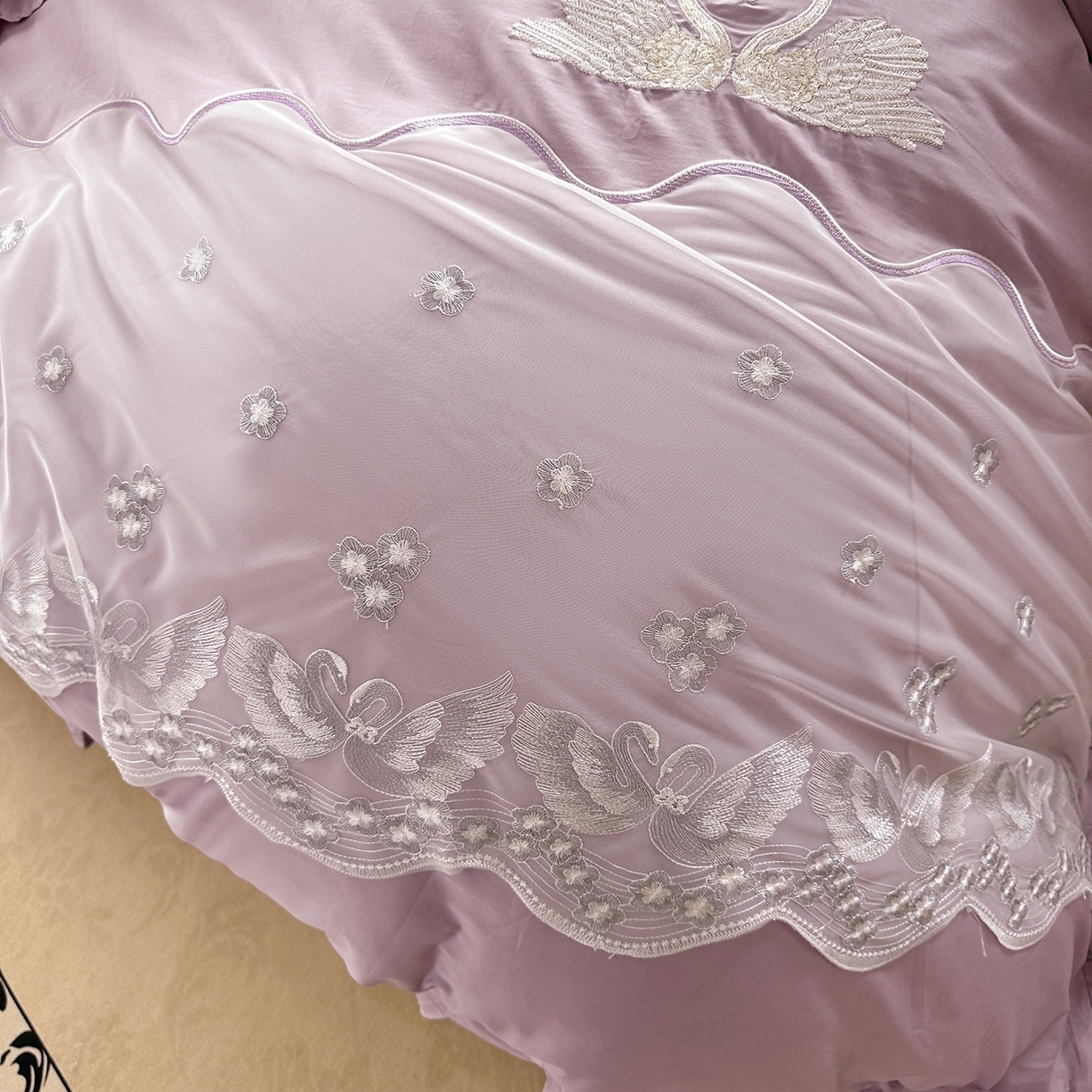 91家纺网 家纺一手货源 找家纺 宜凡家纺 2025新款长绒棉绣花夹棉床盖四件套--天鹅之吻系列 天鹅之吻 香芋紫