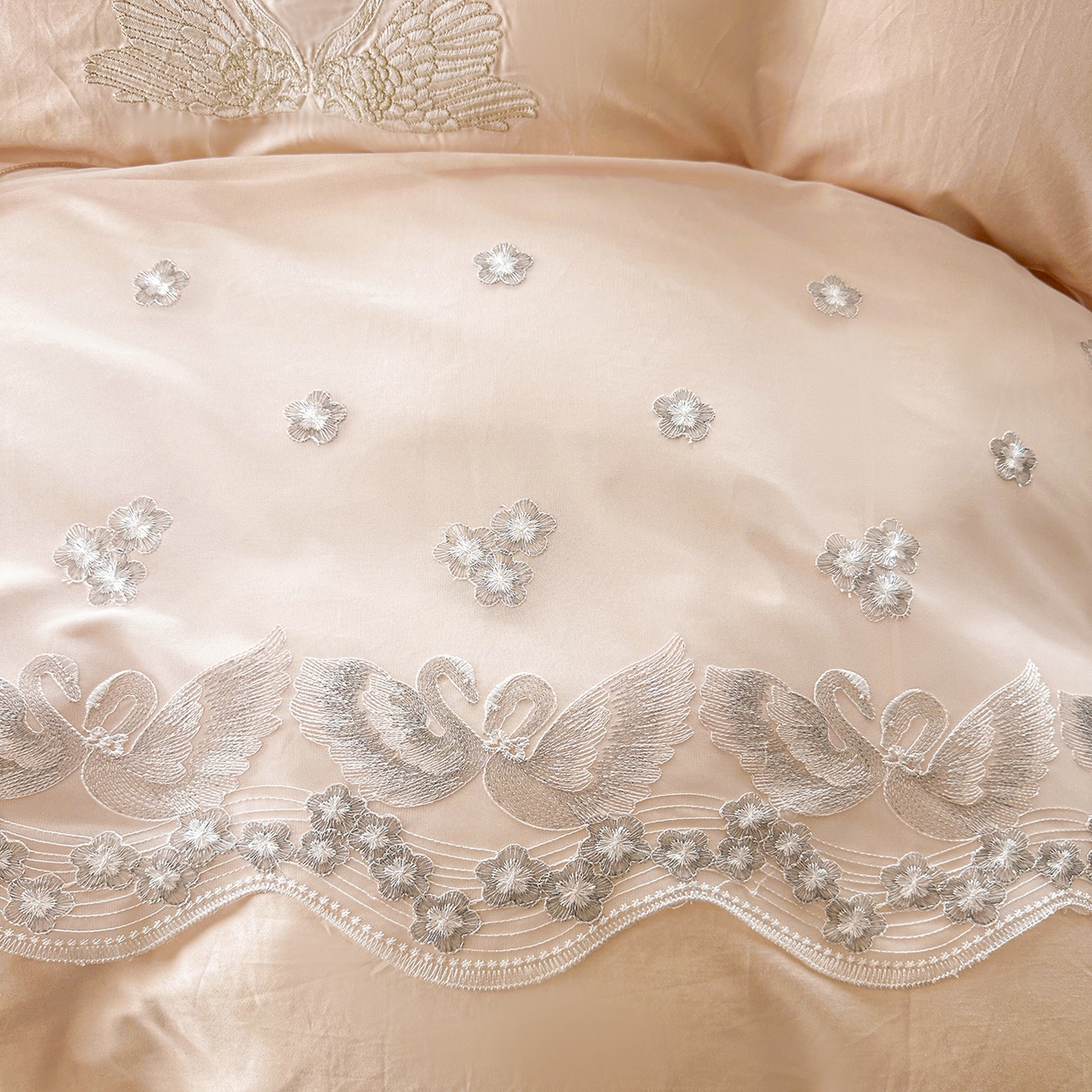 91家纺网 家纺一手货源 找家纺 宜凡家纺 2025新款长绒棉绣花夹棉床盖四件套--天鹅之吻系列 天鹅之吻 奶玉