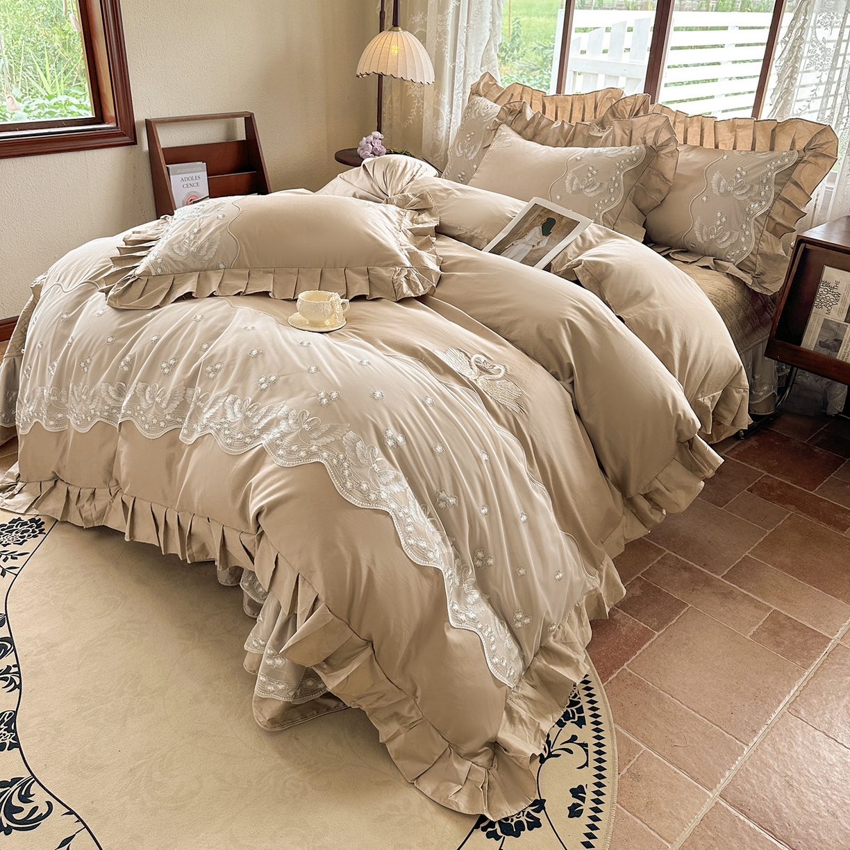 91家纺网 家纺一手货源 找家纺 宜凡家纺 2025新款长绒棉绣花夹棉床盖四件套--天鹅之吻系列 天鹅之吻 浅咖