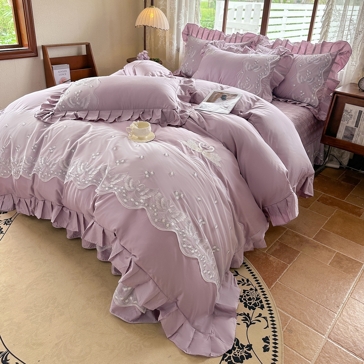 91家纺网 家纺一手货源 找家纺 宜凡家纺 2025新款长绒棉绣花夹棉床盖四件套--天鹅之吻系列 天鹅之吻 香芋紫