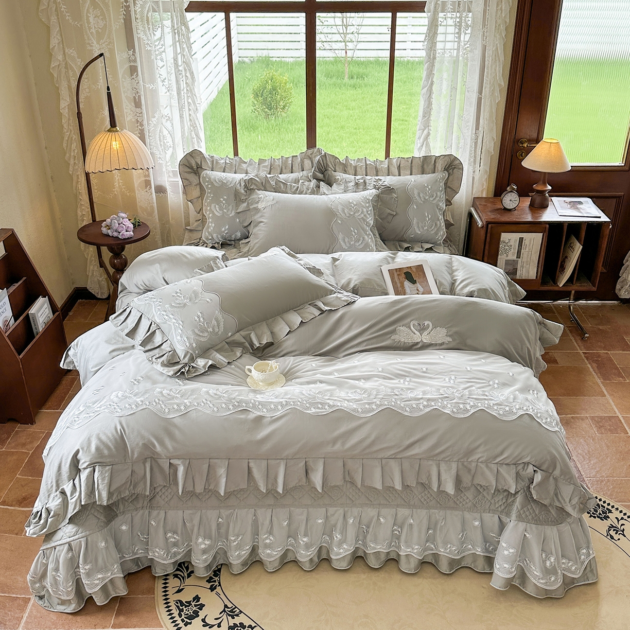 91家纺网 家纺一手货源 找家纺 （总）宜凡家纺 2025新款长绒棉绣花夹棉床盖四件套--天鹅之吻系列