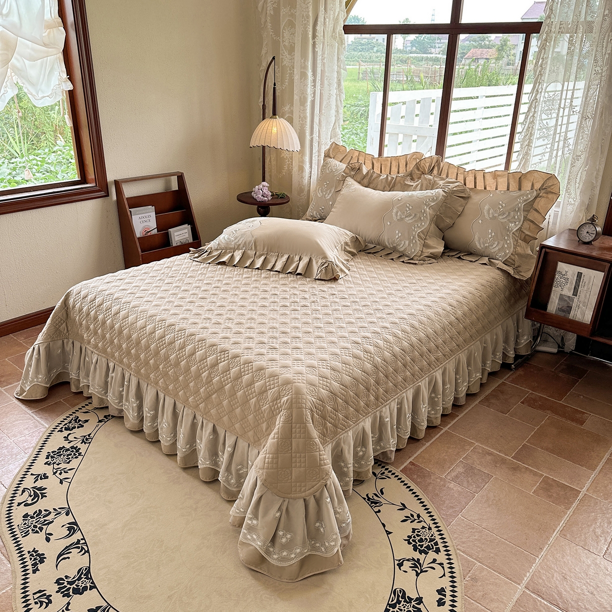 91家纺网 家纺一手货源 找家纺 宜凡家纺 2025新款长绒棉绣花夹棉床盖四件套--天鹅之吻系列 天鹅之吻 浅咖