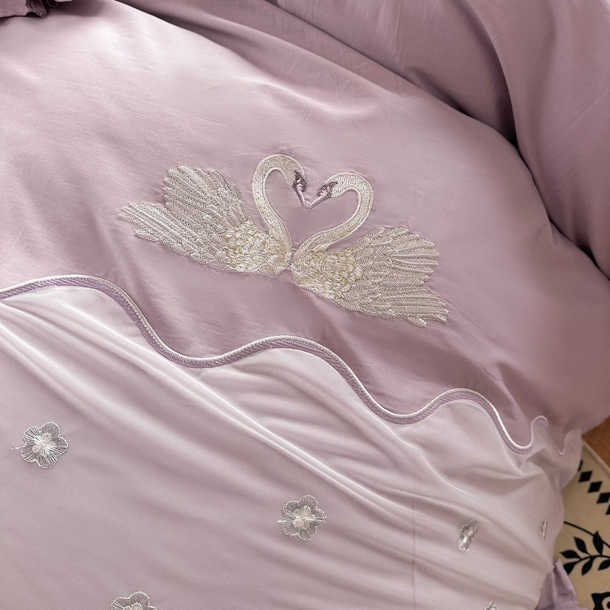 91家纺网 家纺一手货源 找家纺 宜凡家纺 2025新款长绒棉绣花夹棉床盖四件套--天鹅之吻系列 天鹅之吻 香芋紫