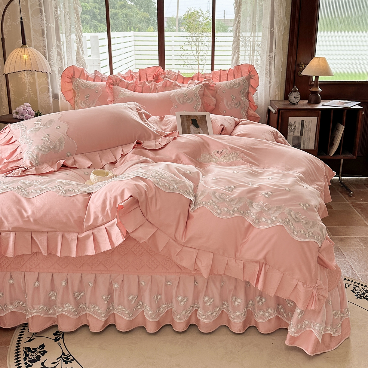 91家纺网 家纺一手货源 找家纺 宜凡家纺 2025新款长绒棉绣花夹棉床盖四件套--天鹅之吻系列 天鹅之吻 蜜粉