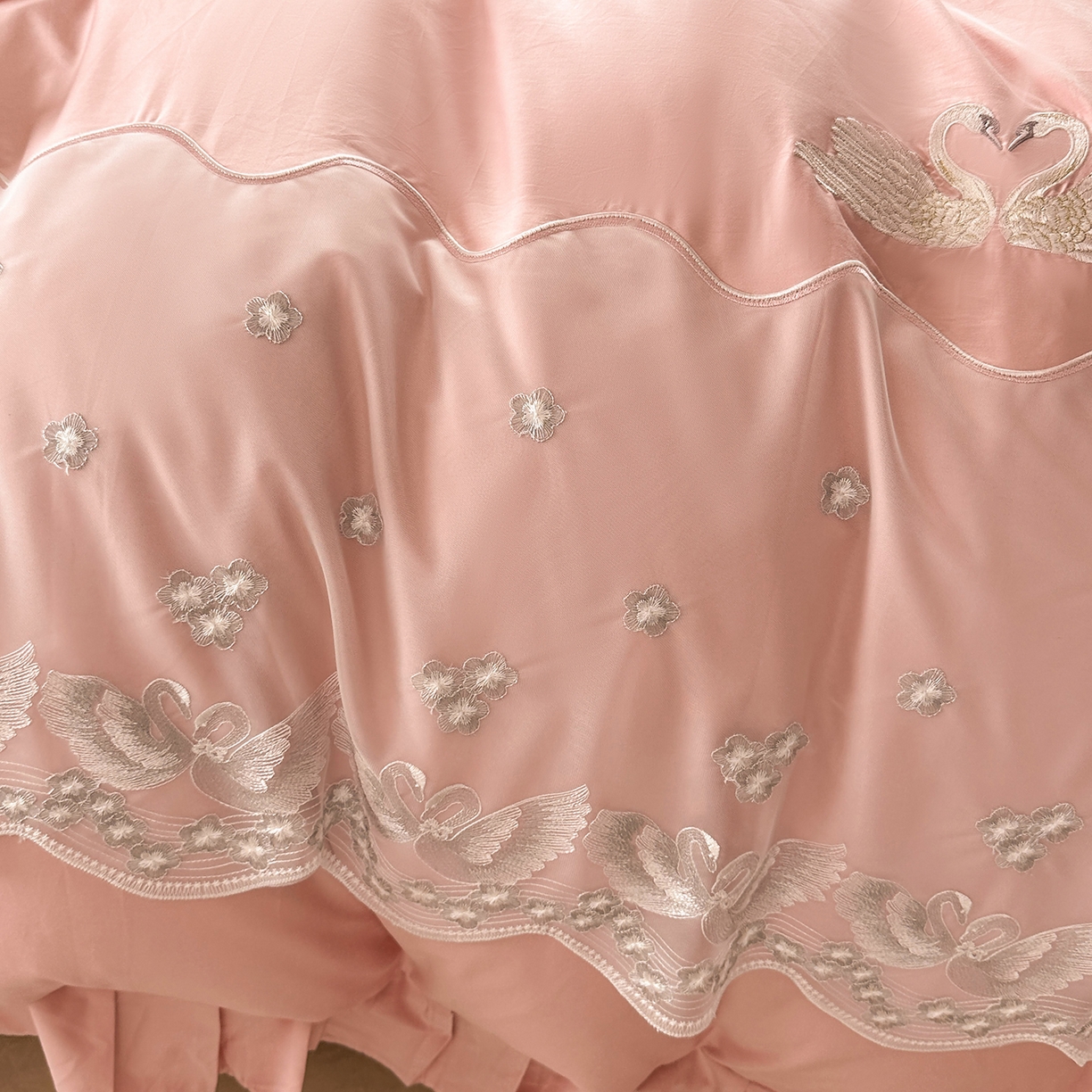 91家纺网 家纺一手货源 找家纺 宜凡家纺 2025新款长绒棉绣花夹棉床盖四件套--天鹅之吻系列 天鹅之吻 蜜粉