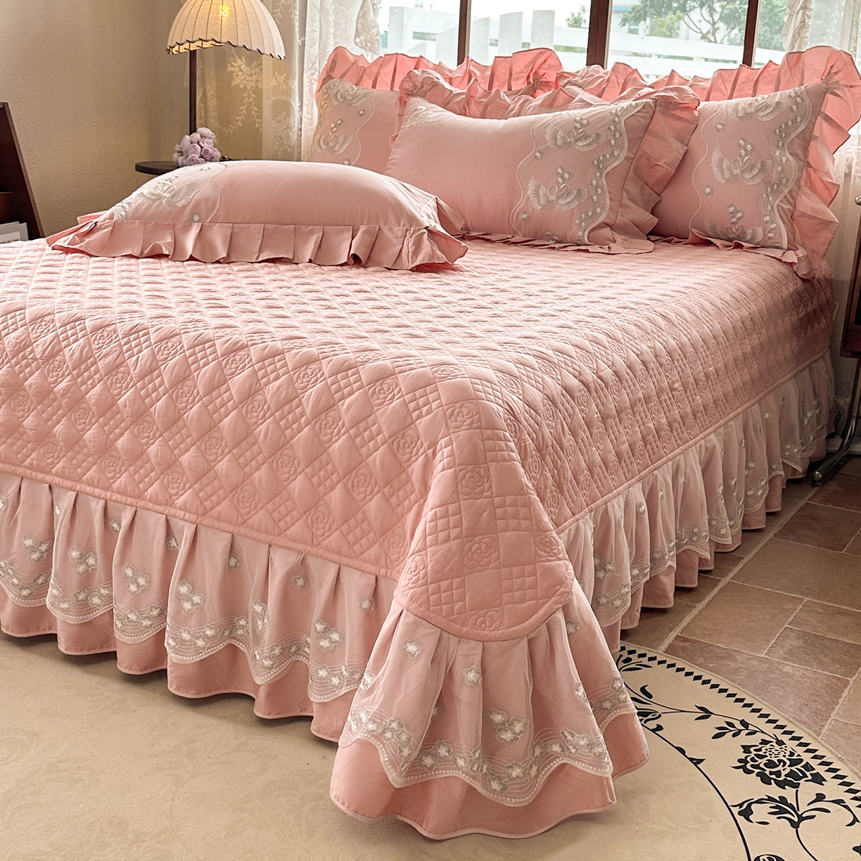 91家纺网 家纺一手货源 找家纺 宜凡家纺 2025新款长绒棉绣花夹棉床盖四件套--天鹅之吻系列 天鹅之吻 蜜粉