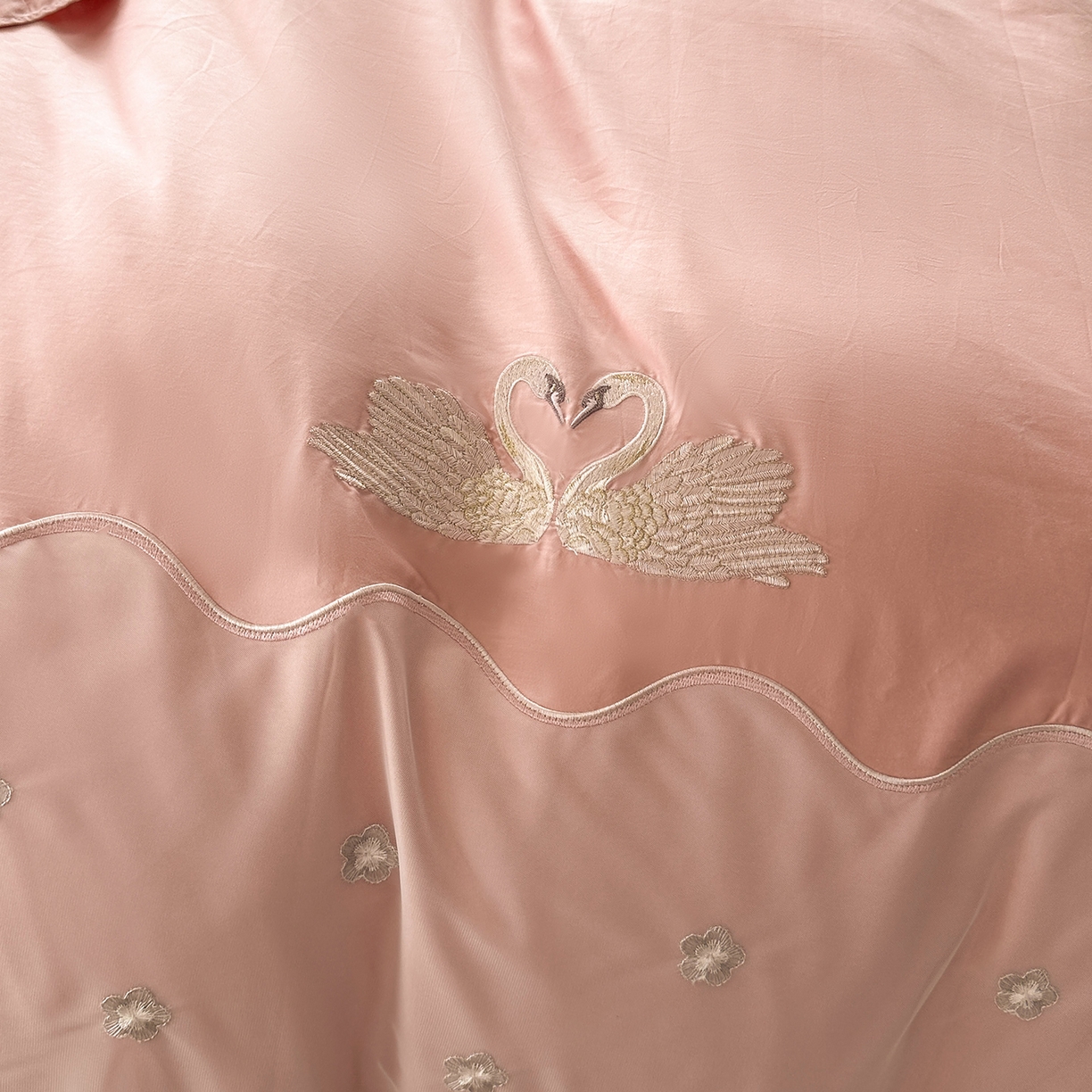 91家纺网 家纺一手货源 找家纺 宜凡家纺 2025新款长绒棉绣花夹棉床盖四件套--天鹅之吻系列 天鹅之吻 蜜粉