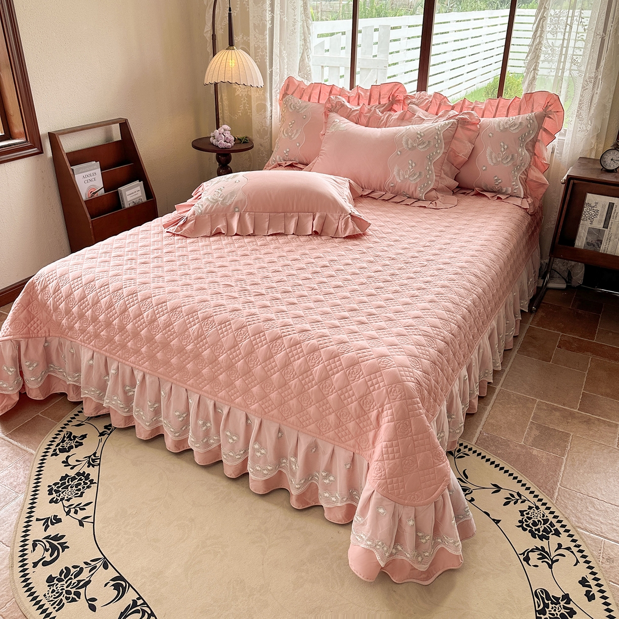 91家纺网 家纺一手货源 找家纺 宜凡家纺 2025新款长绒棉绣花夹棉床盖四件套--天鹅之吻系列 天鹅之吻 蜜粉