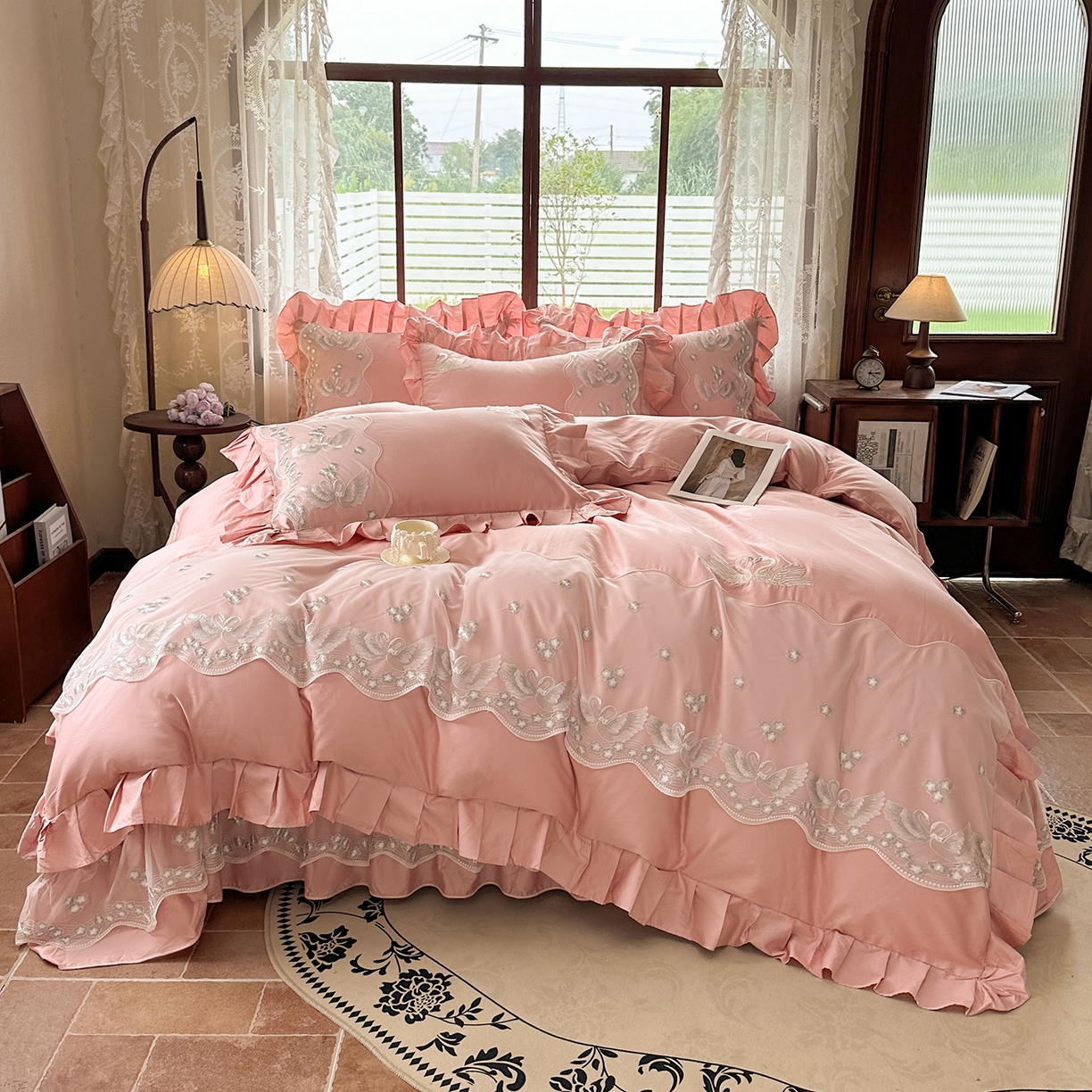 91家纺网 家纺一手货源 找家纺 宜凡家纺 2025新款长绒棉绣花夹棉床盖四件套--天鹅之吻系列 天鹅之吻 蜜粉