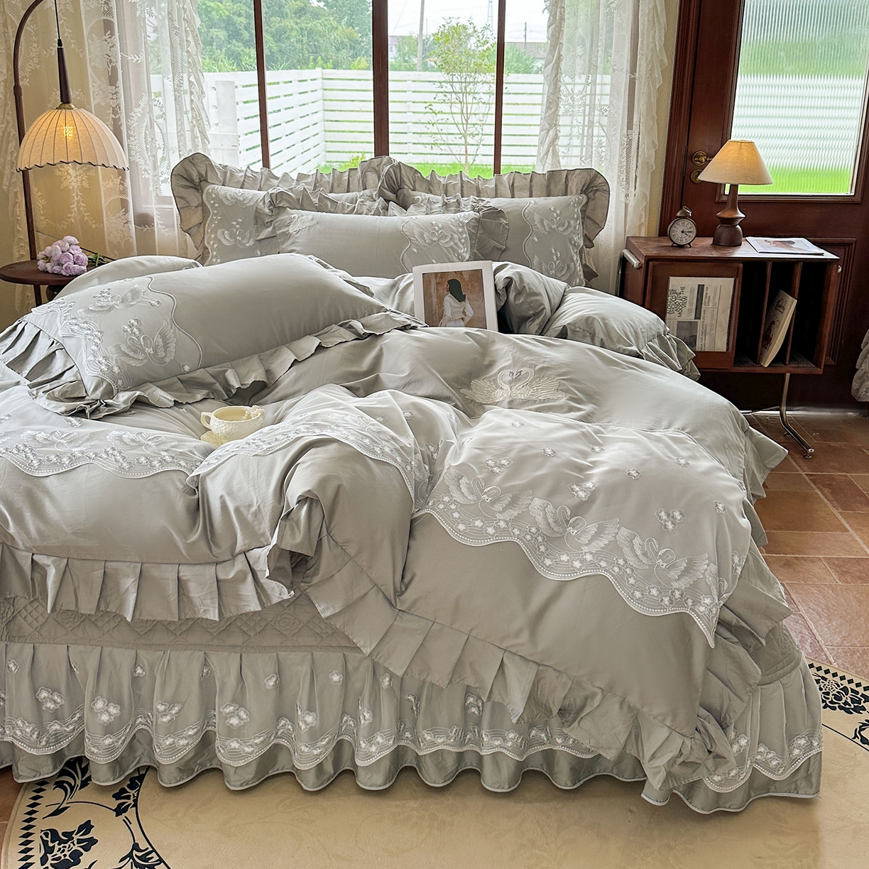 91家纺网 家纺一手货源 找家纺 （总）宜凡家纺 2025新款长绒棉绣花夹棉床盖四件套--天鹅之吻系列