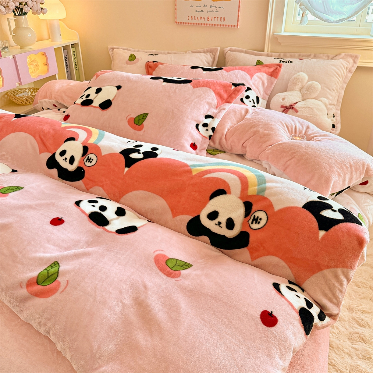 91家纺网 家纺一手货源 找家纺 名兮家居 2025新款卡通时尚风高克重印花牛奶绒四件套 彩虹熊猫-粉