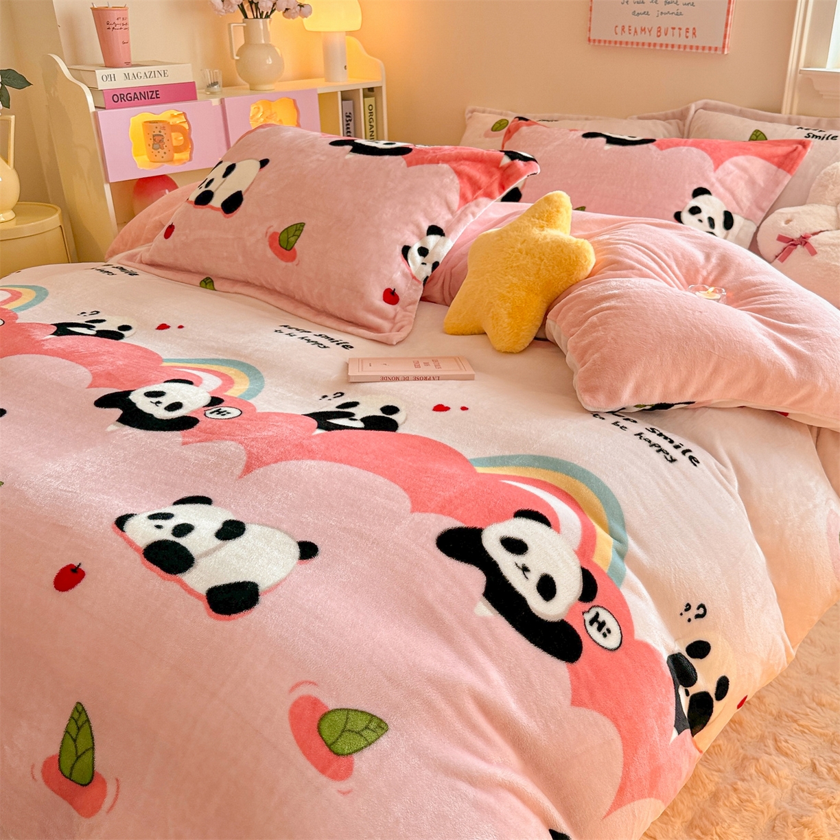 91家纺网 家纺一手货源 找家纺 名兮家居 2025新款卡通时尚风高克重印花牛奶绒四件套 彩虹熊猫-粉