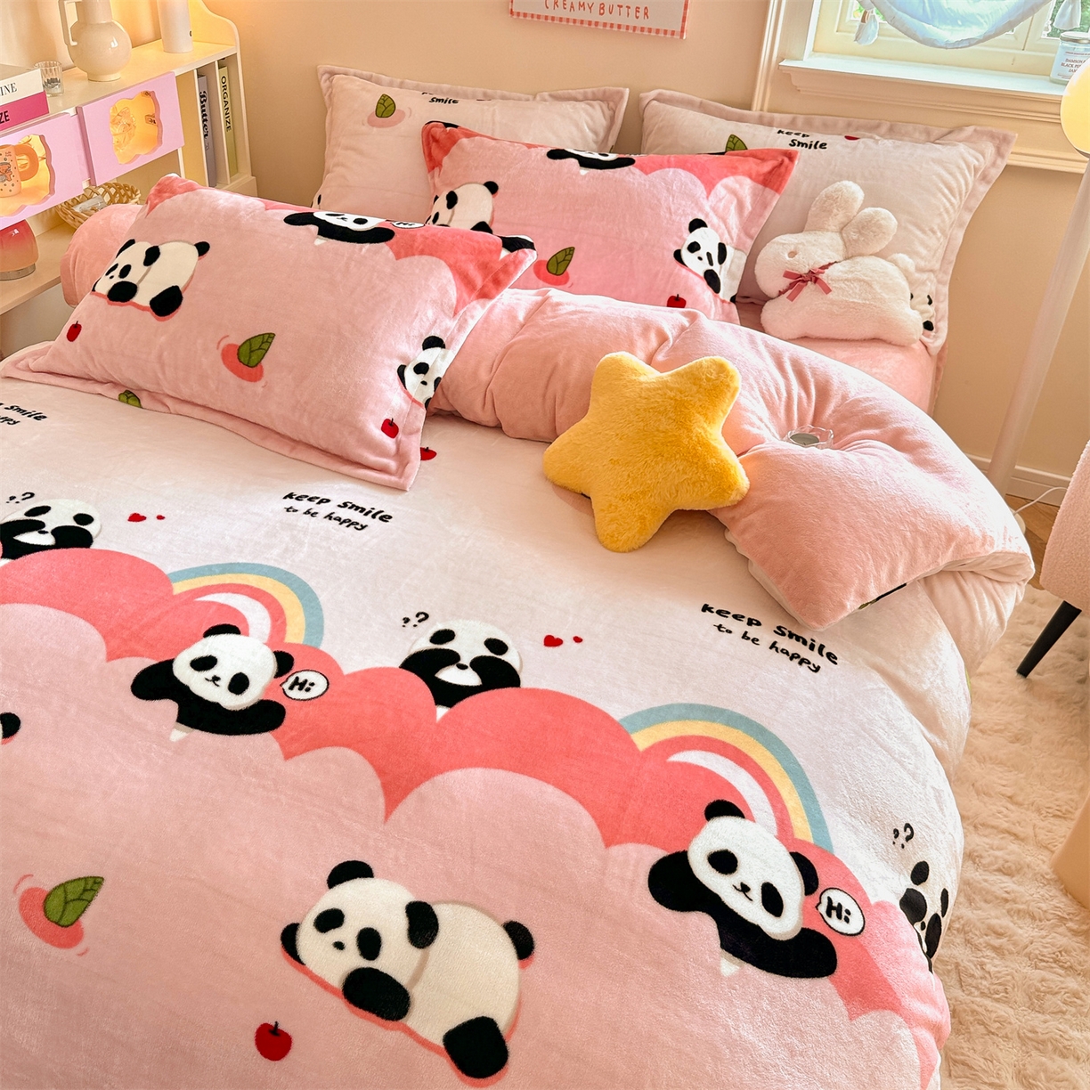 91家纺网 家纺一手货源 找家纺 名兮家居 2025新款卡通时尚风高克重印花牛奶绒四件套 彩虹熊猫-粉