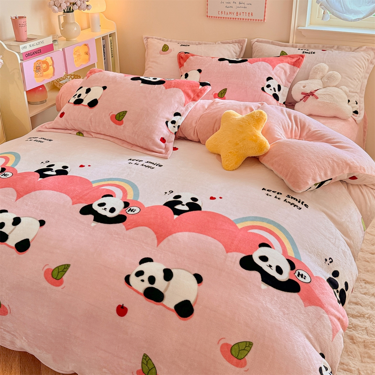 91家纺网 家纺一手货源 找家纺 名兮家居 2025新款卡通时尚风高克重印花牛奶绒四件套 彩虹熊猫-粉