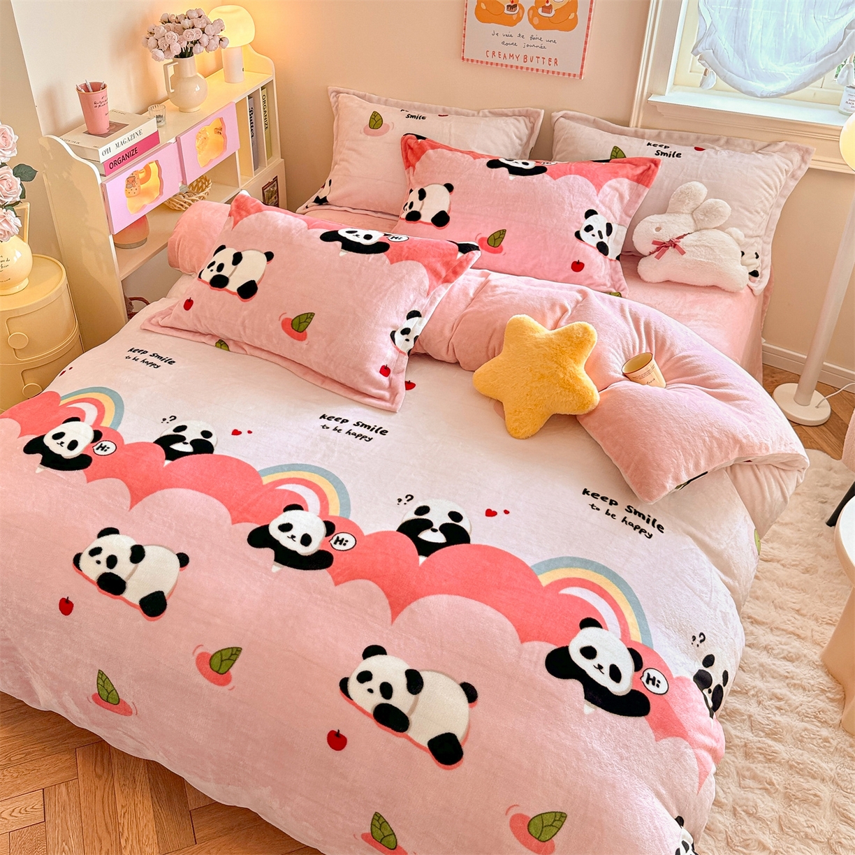 91家纺网 家纺一手货源 找家纺 名兮家居 2025新款卡通时尚风高克重印花牛奶绒四件套 彩虹熊猫-粉