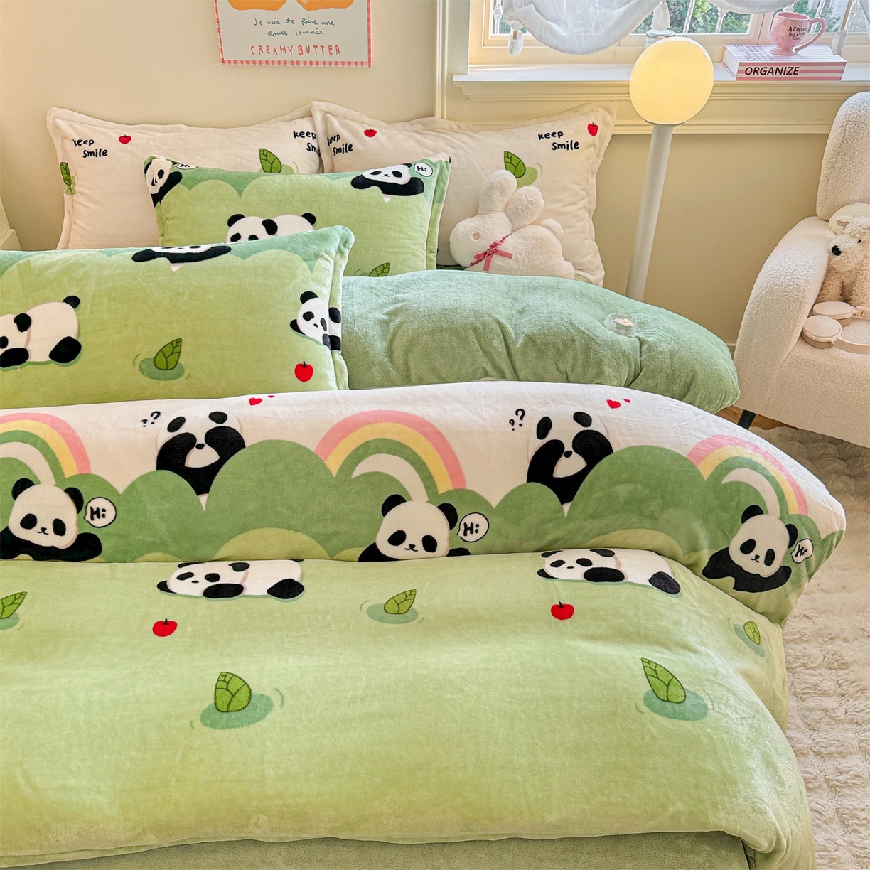 91家纺网 家纺一手货源 找家纺 名兮家居 2025新款卡通时尚风高克重印花牛奶绒四件套 彩虹熊猫-果绿