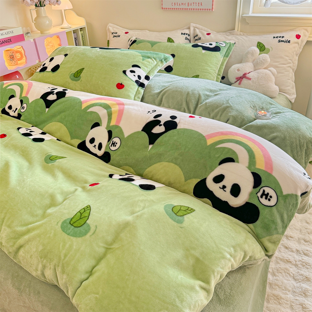 91家纺网 家纺一手货源 找家纺 名兮家居 2025新款卡通时尚风高克重印花牛奶绒四件套 彩虹熊猫-果绿