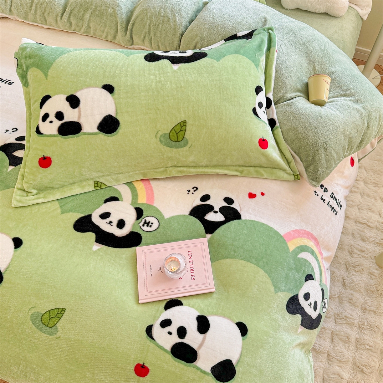 91家纺网 家纺一手货源 找家纺 名兮家居 2025新款卡通时尚风高克重印花牛奶绒四件套 彩虹熊猫-果绿