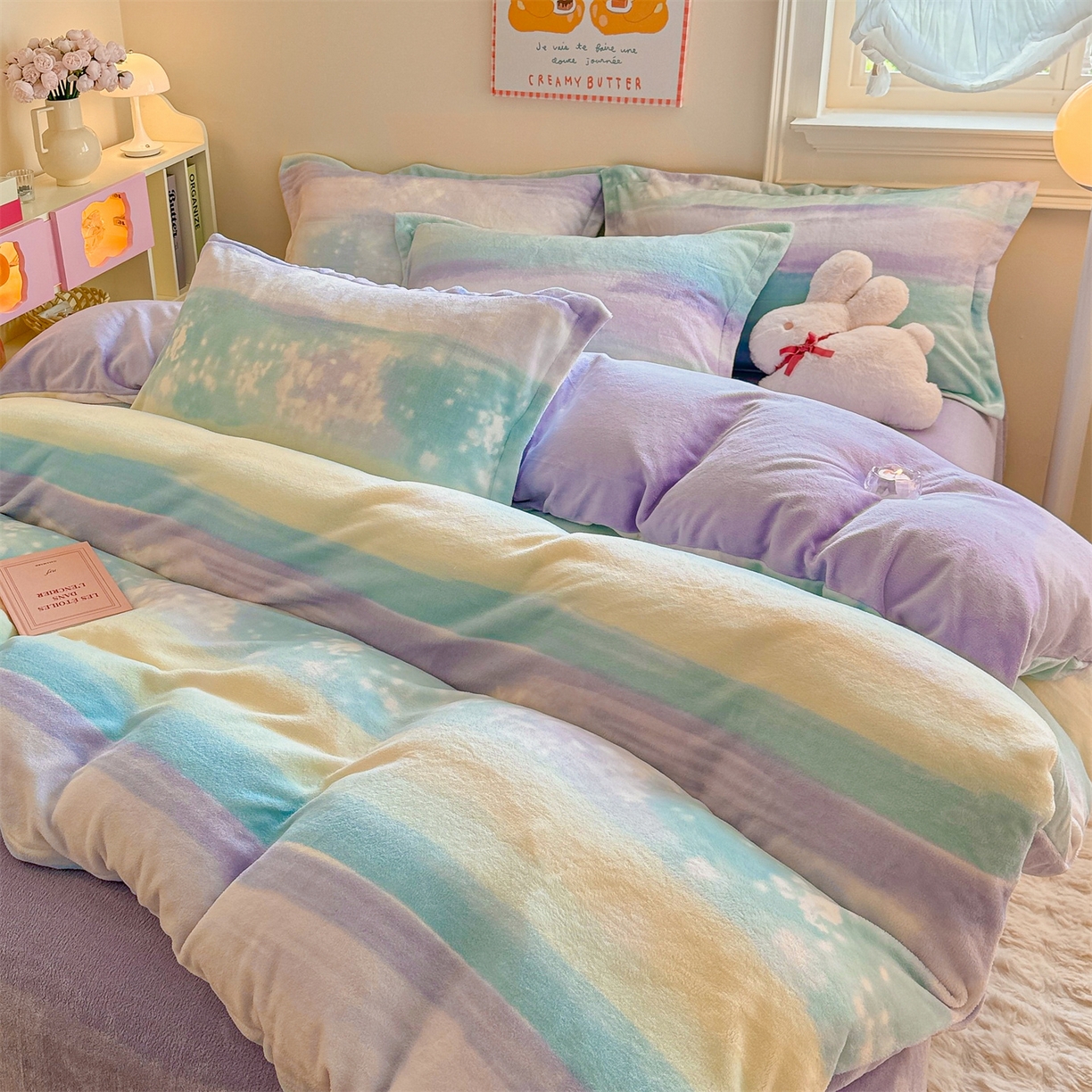 91家纺网 家纺一手货源 找家纺 名兮家居 2025新款卡通时尚风高克重印花牛奶绒四件套 彩色的梦