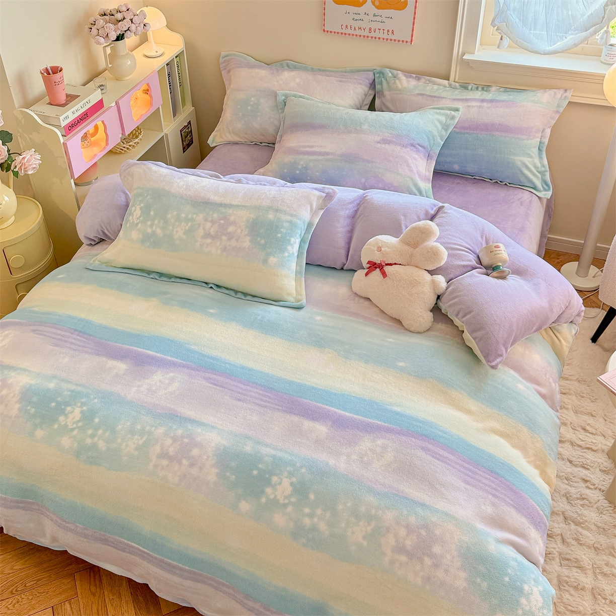 91家纺网 家纺一手货源 找家纺 名兮家居 2025新款卡通时尚风高克重印花牛奶绒四件套 彩色的梦