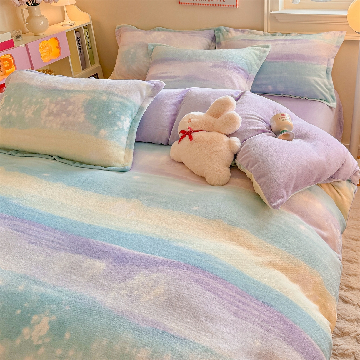 91家纺网 家纺一手货源 找家纺 名兮家居 2025新款卡通时尚风高克重印花牛奶绒四件套 彩色的梦