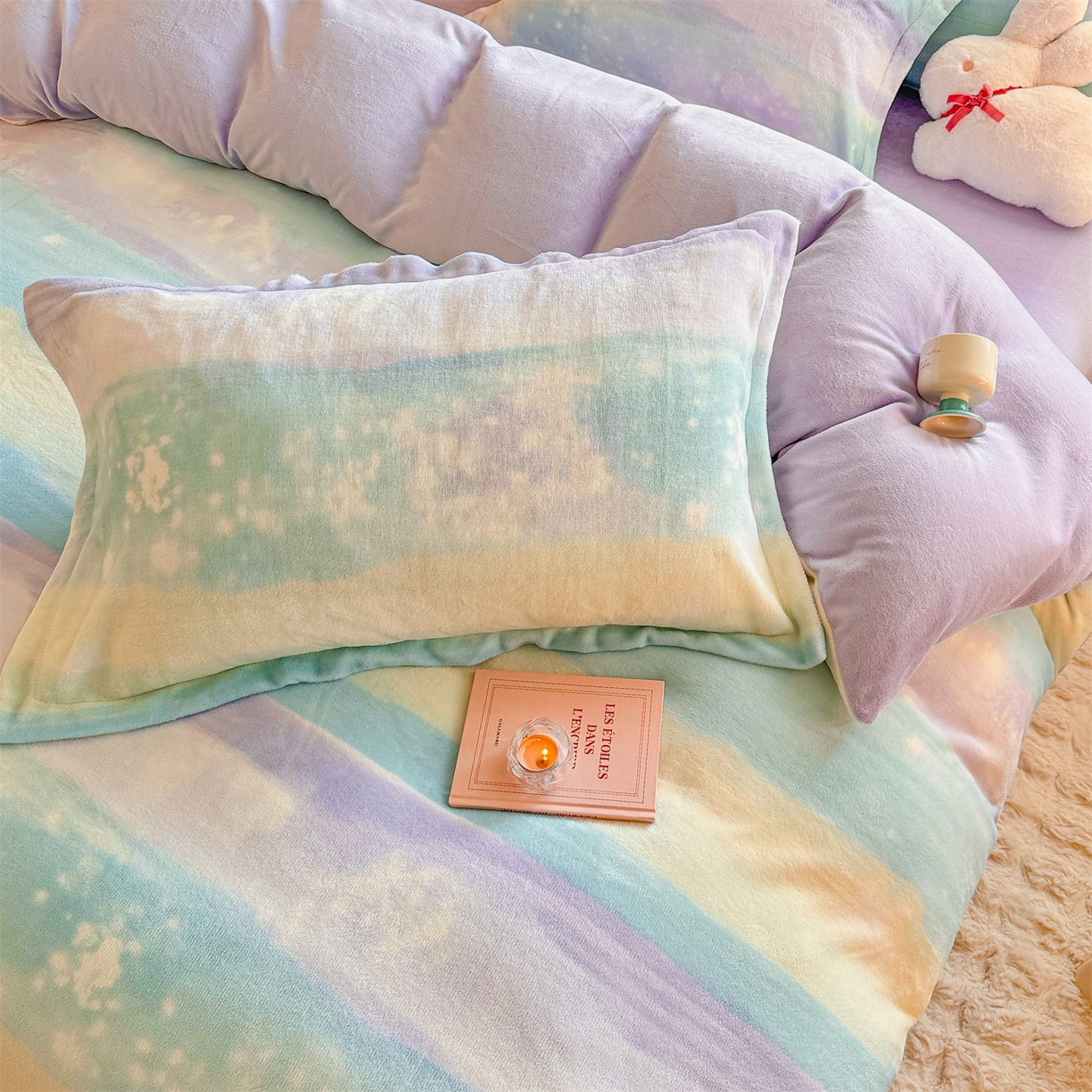 91家纺网 家纺一手货源 找家纺 名兮家居 2025新款卡通时尚风高克重印花牛奶绒四件套 彩色的梦