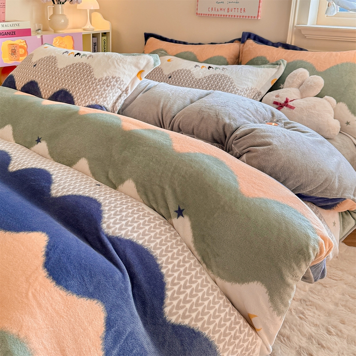 91家纺网 家纺一手货源 找家纺 名兮家居 2025新款卡通时尚风高克重印花牛奶绒四件套 乘风破浪