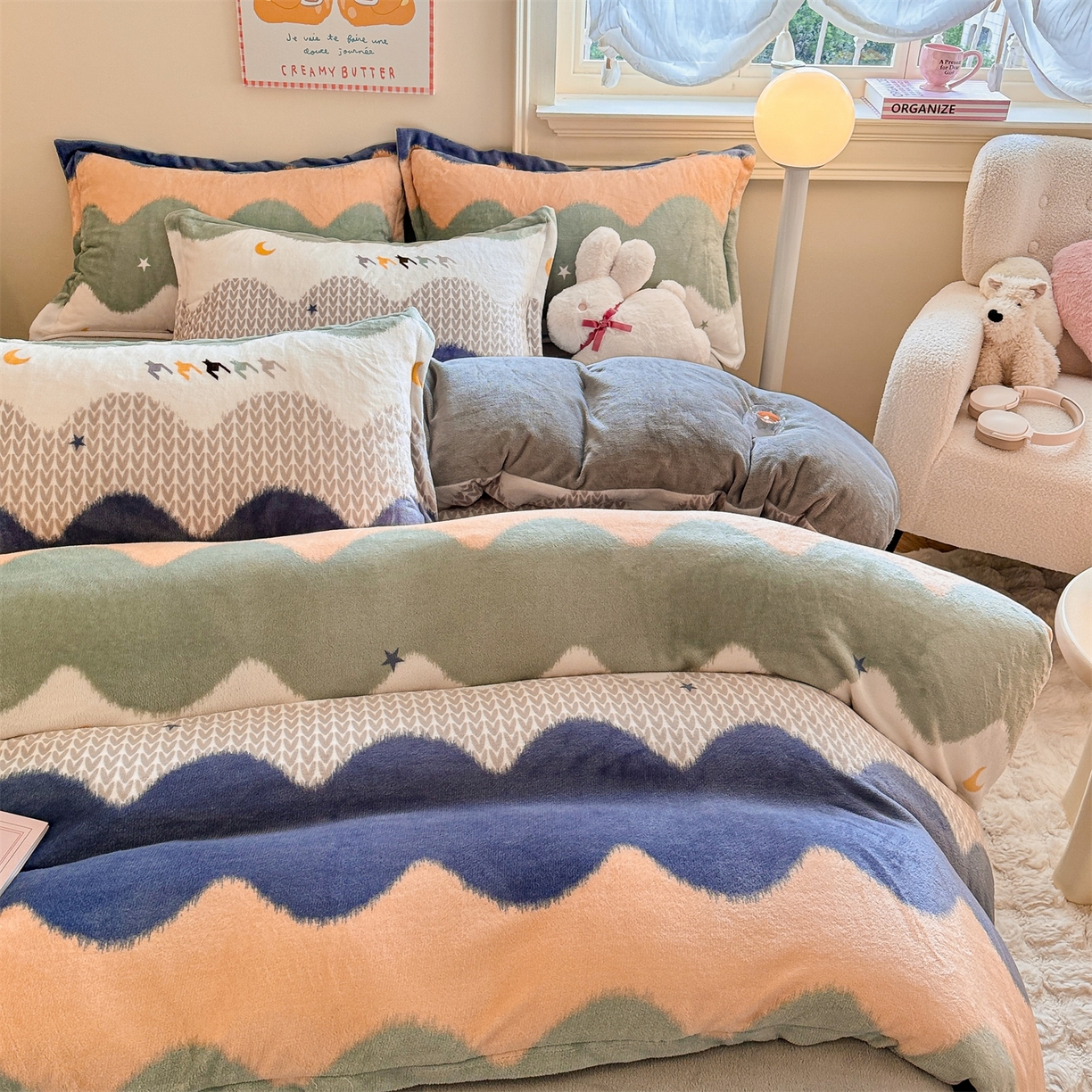 91家纺网 家纺一手货源 找家纺 名兮家居 2025新款卡通时尚风高克重印花牛奶绒四件套 乘风破浪