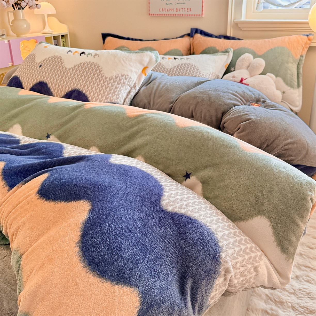 91家纺网 家纺一手货源 找家纺 名兮家居 2025新款卡通时尚风高克重印花牛奶绒四件套 乘风破浪