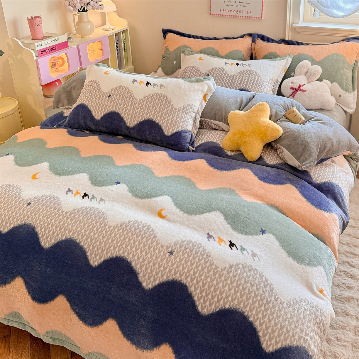 91家纺网 家纺一手货源 找家纺 名兮家居 2025新款卡通时尚风高克重印花牛奶绒四件套 乘风破浪