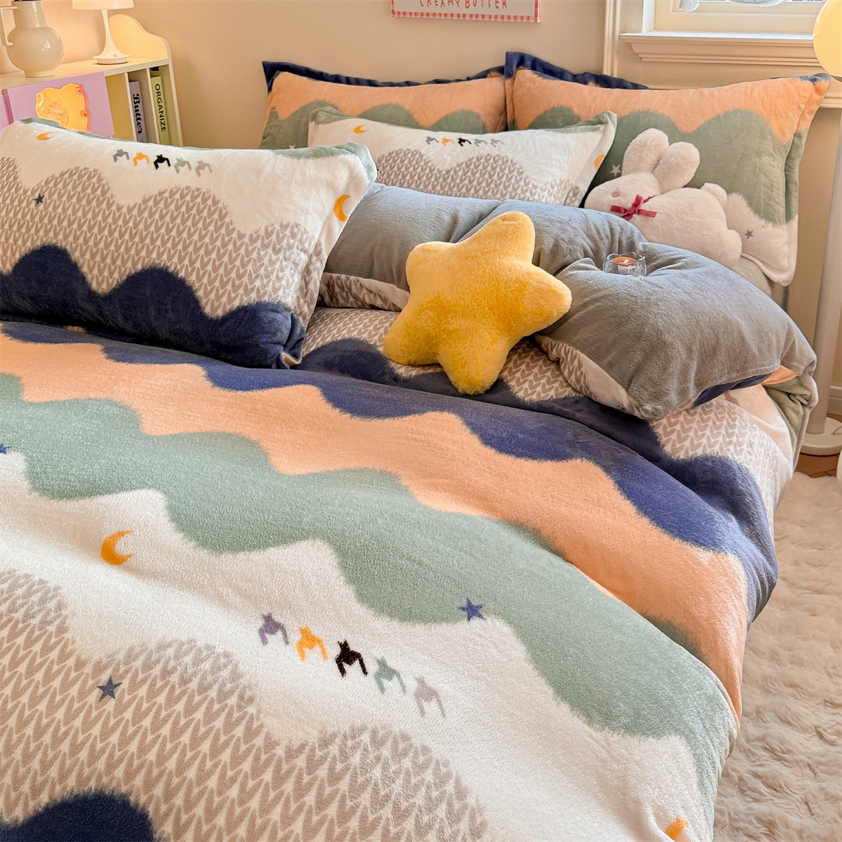 91家纺网 家纺一手货源 找家纺 名兮家居 2025新款卡通时尚风高克重印花牛奶绒四件套 乘风破浪