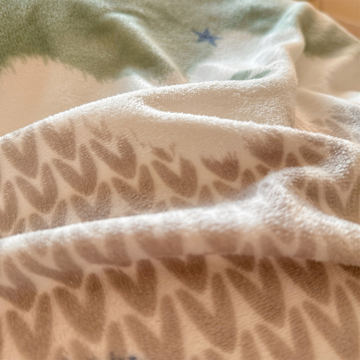 91家纺网 家纺一手货源 找家纺 名兮家居 2025新款卡通时尚风高克重印花牛奶绒四件套 乘风破浪