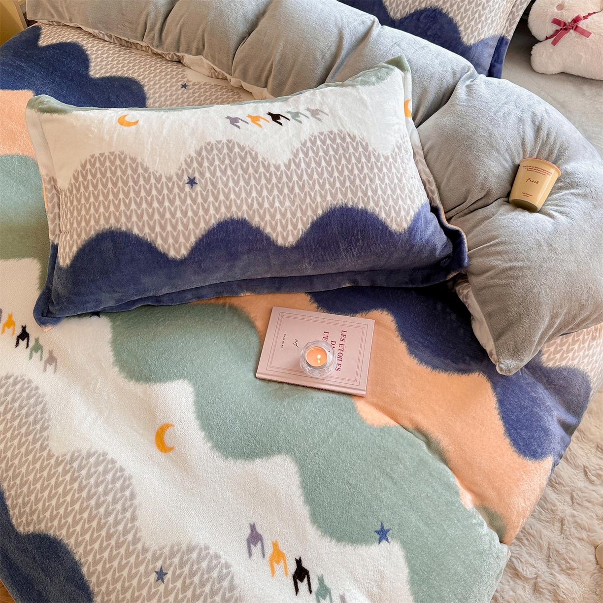 91家纺网 家纺一手货源 找家纺 名兮家居 2025新款卡通时尚风高克重印花牛奶绒四件套 乘风破浪