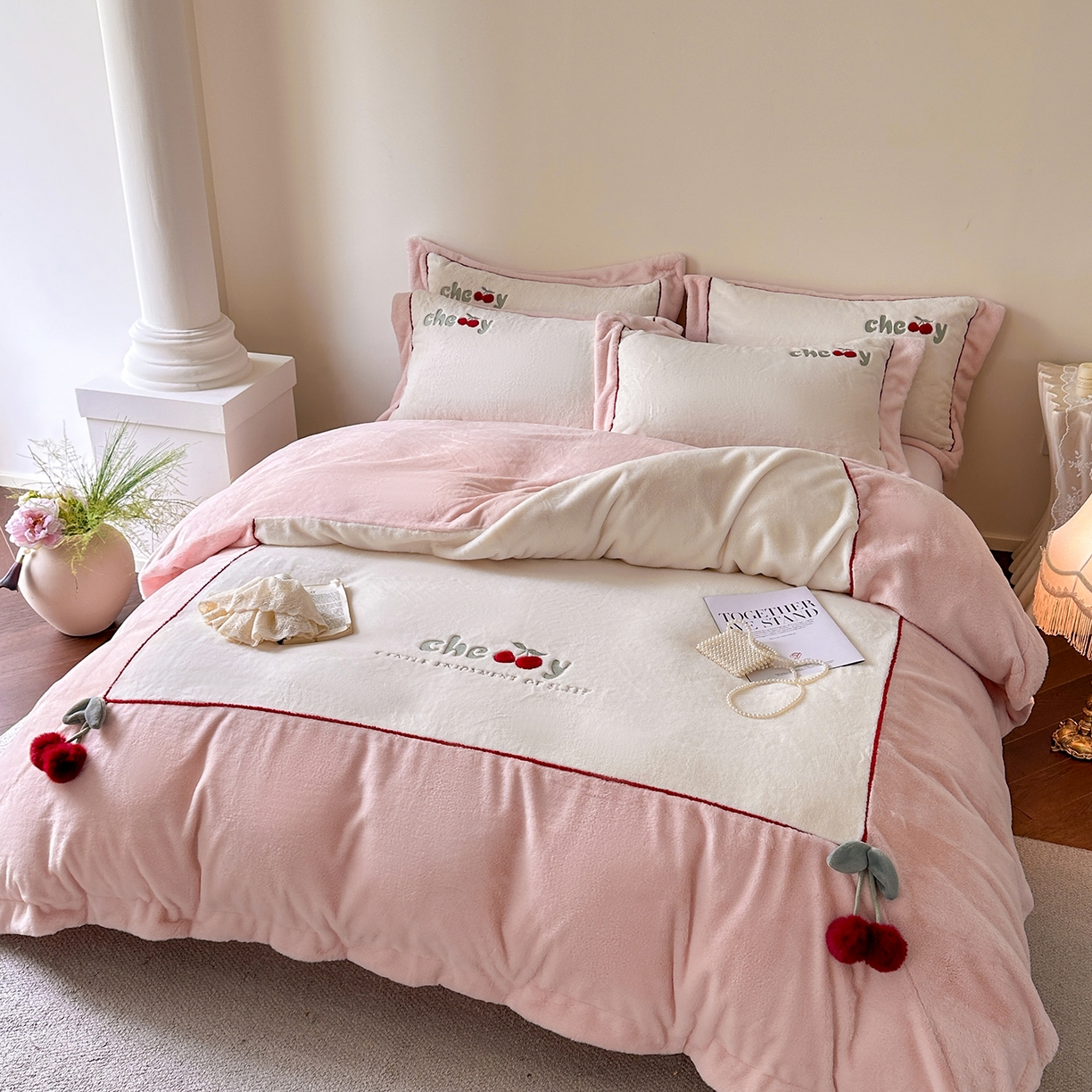 91家纺网 家纺一手货源 找家纺 艾唯希家纺 2025新款小兔毛全消光牛奶绒工艺四件套-绒樱桃系列 绒樱桃-粉