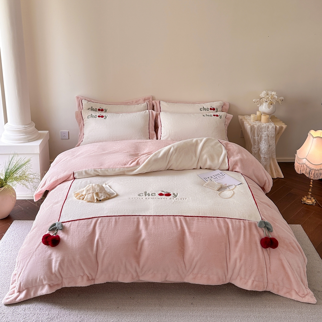 91家纺网 家纺一手货源 找家纺 艾唯希家纺 2025新款小兔毛全消光牛奶绒工艺四件套-绒樱桃系列 绒樱桃-粉