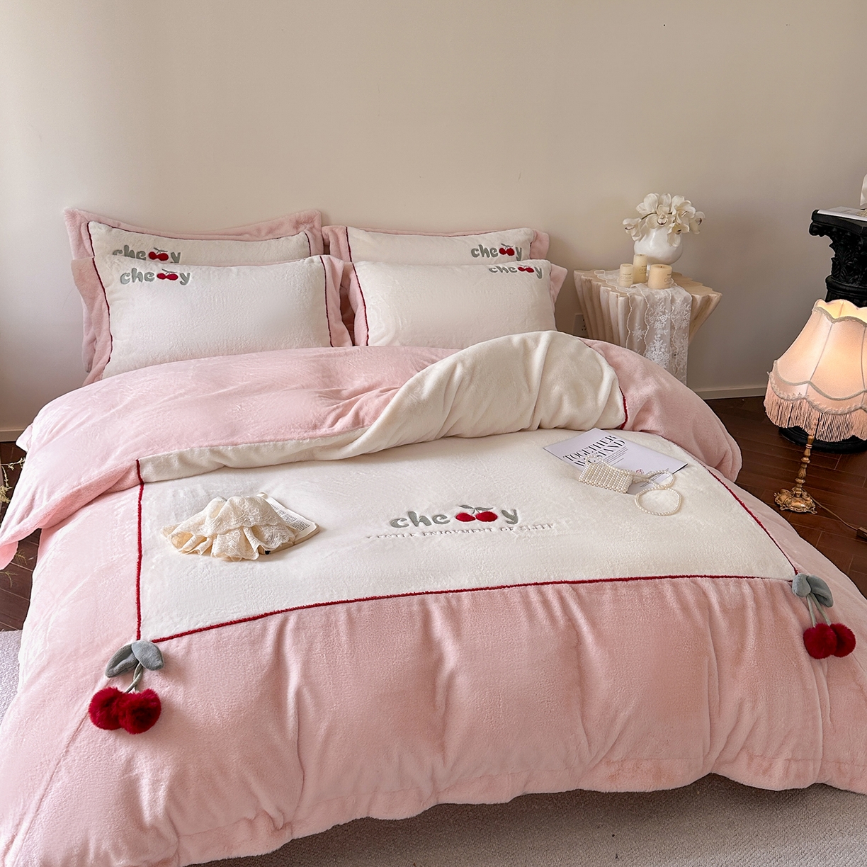 91家纺网 家纺一手货源 找家纺 艾唯希家纺 2025新款小兔毛全消光牛奶绒工艺四件套-绒樱桃系列 绒樱桃-粉