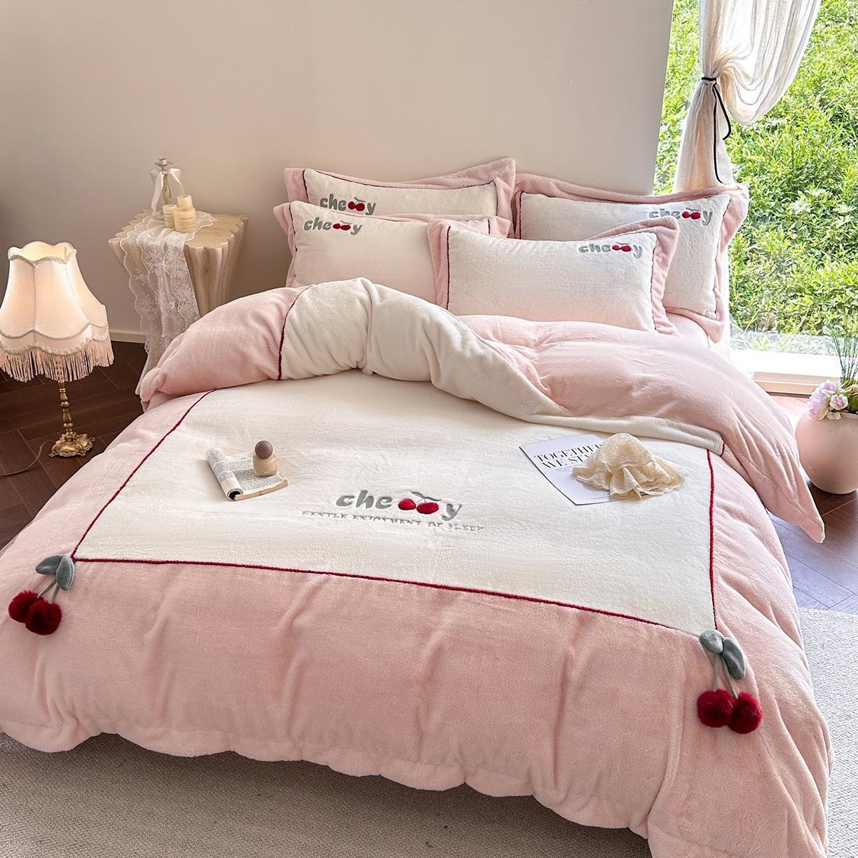 91家纺网 家纺一手货源 找家纺 艾唯希家纺 2025新款小兔毛全消光牛奶绒工艺四件套-绒樱桃系列 绒樱桃-粉