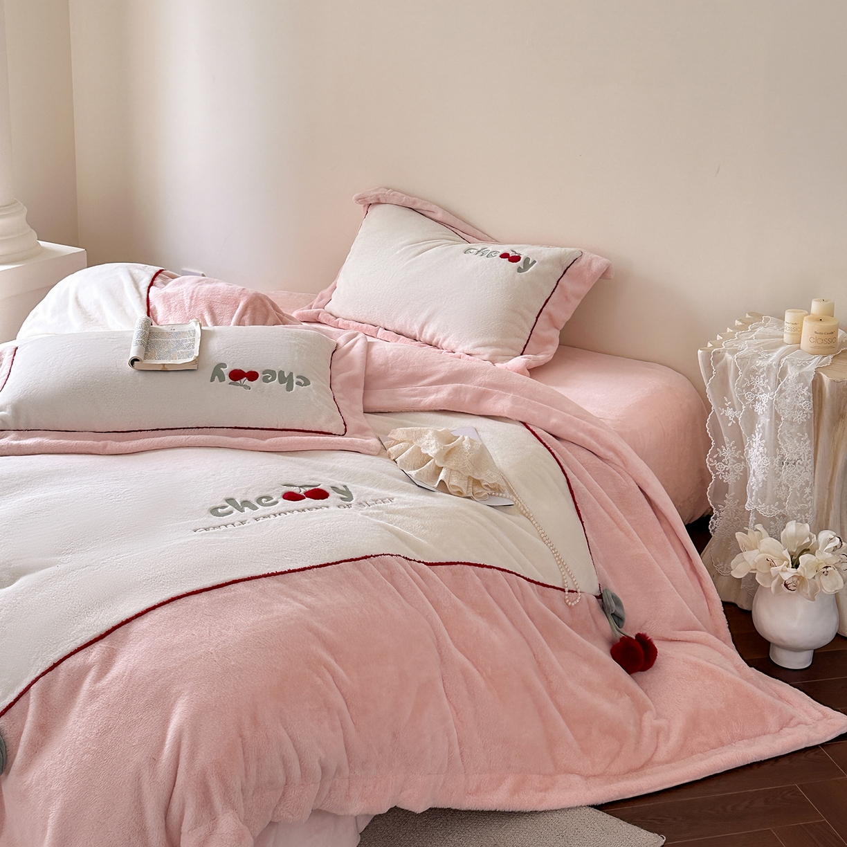 91家纺网 家纺一手货源 找家纺 艾唯希家纺 2025新款小兔毛全消光牛奶绒工艺四件套-绒樱桃系列 绒樱桃-粉