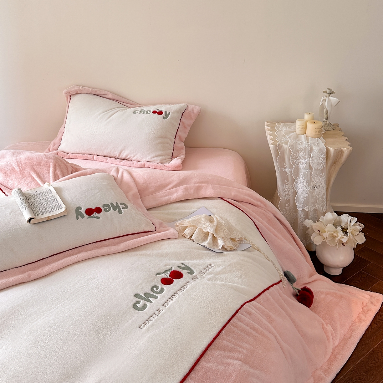 91家纺网 家纺一手货源 找家纺 艾唯希家纺 2025新款小兔毛全消光牛奶绒工艺四件套-绒樱桃系列 绒樱桃-粉
