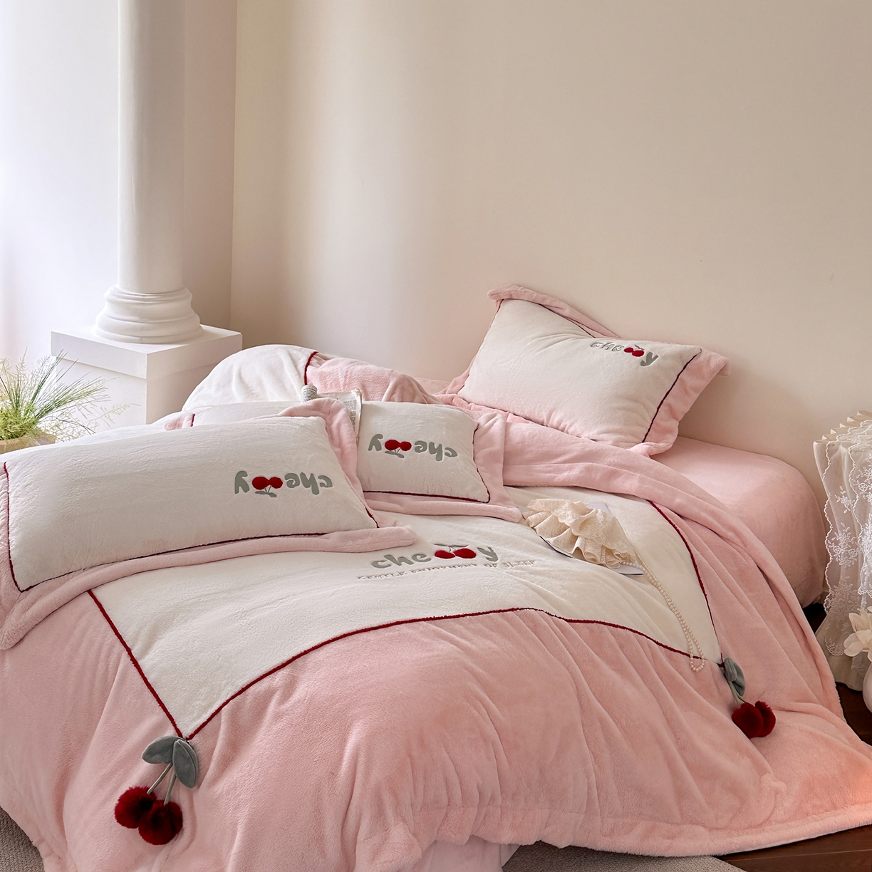 91家纺网 家纺一手货源 找家纺 艾唯希家纺 2025新款小兔毛全消光牛奶绒工艺四件套-绒樱桃系列 绒樱桃-粉