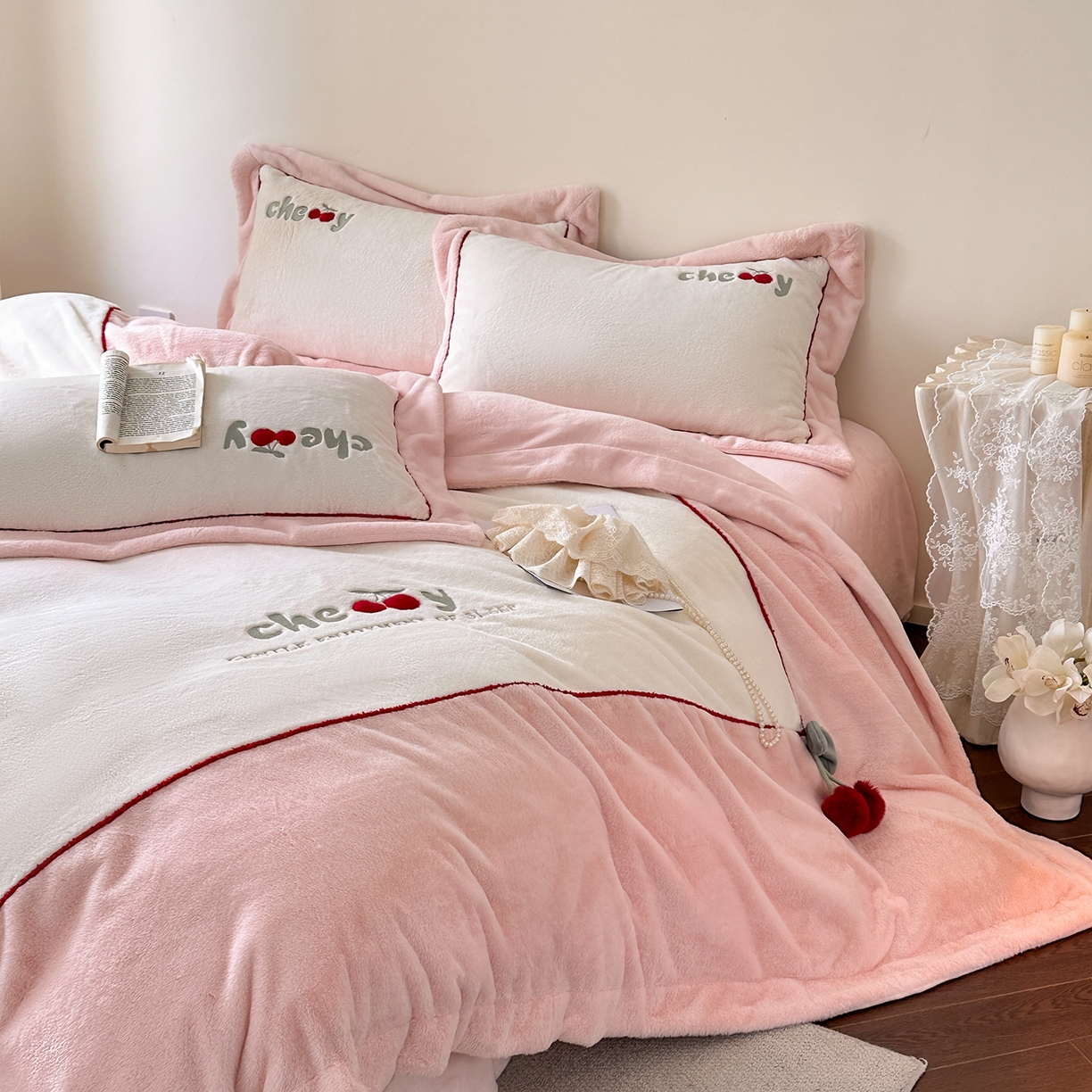 91家纺网 家纺一手货源 找家纺 艾唯希家纺 2025新款小兔毛全消光牛奶绒工艺四件套-绒樱桃系列 绒樱桃-粉