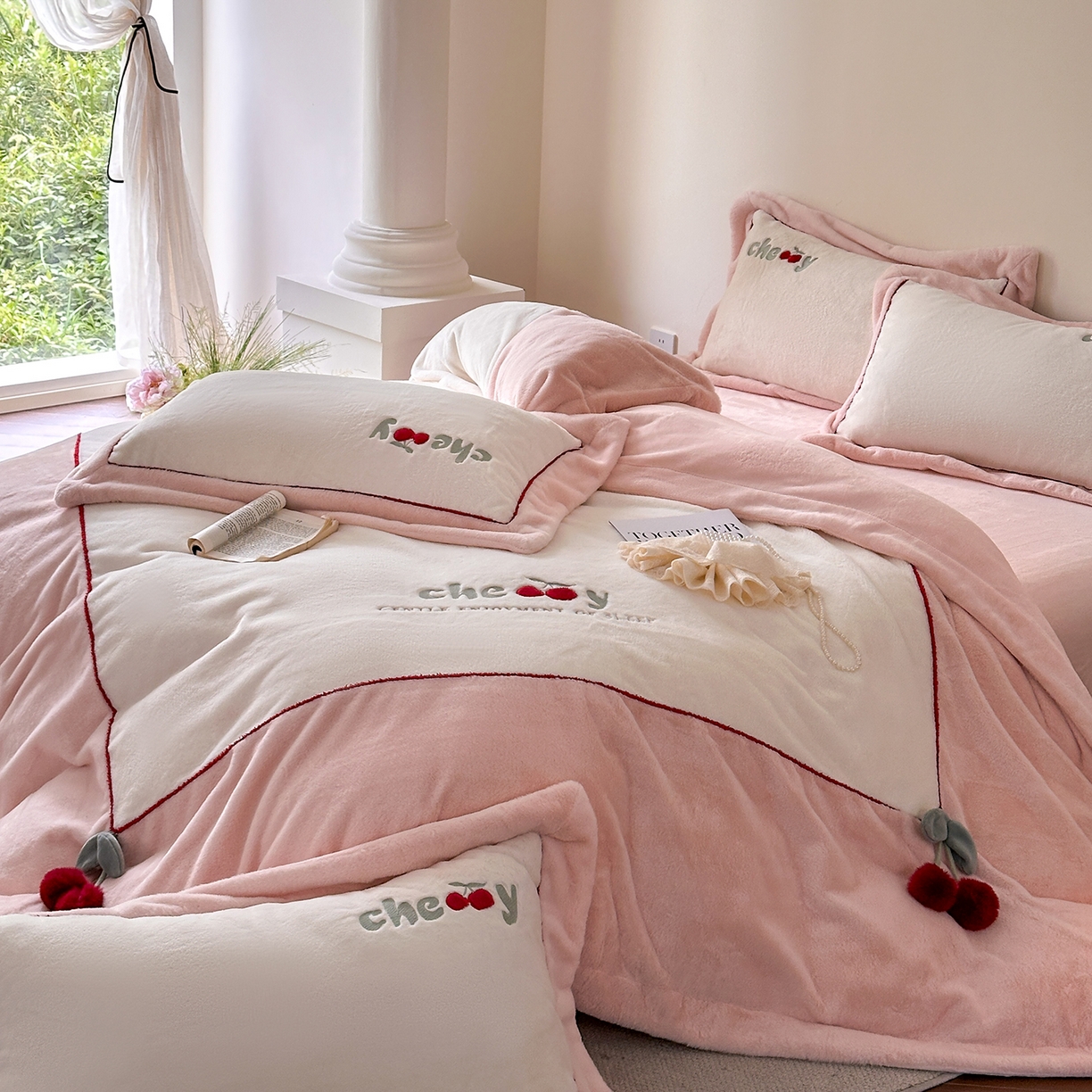 91家纺网 家纺一手货源 找家纺 艾唯希家纺 2025新款小兔毛全消光牛奶绒工艺四件套-绒樱桃系列 绒樱桃-粉