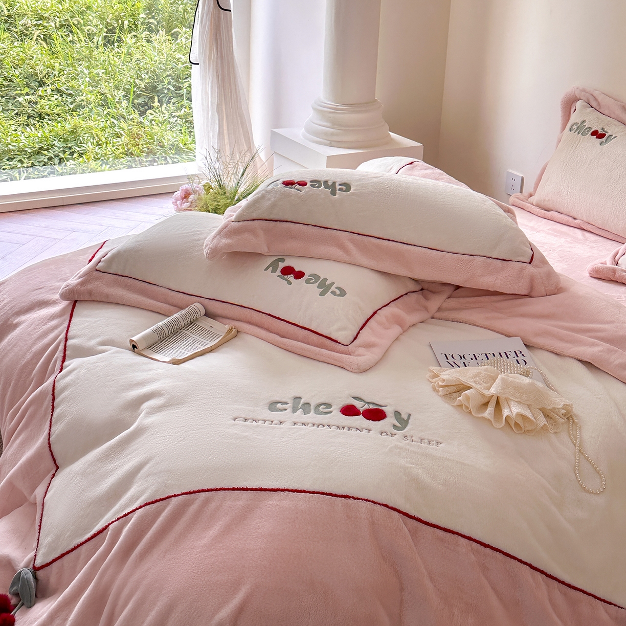 91家纺网 家纺一手货源 找家纺 艾唯希家纺 2025新款小兔毛全消光牛奶绒工艺四件套-绒樱桃系列 绒樱桃-粉