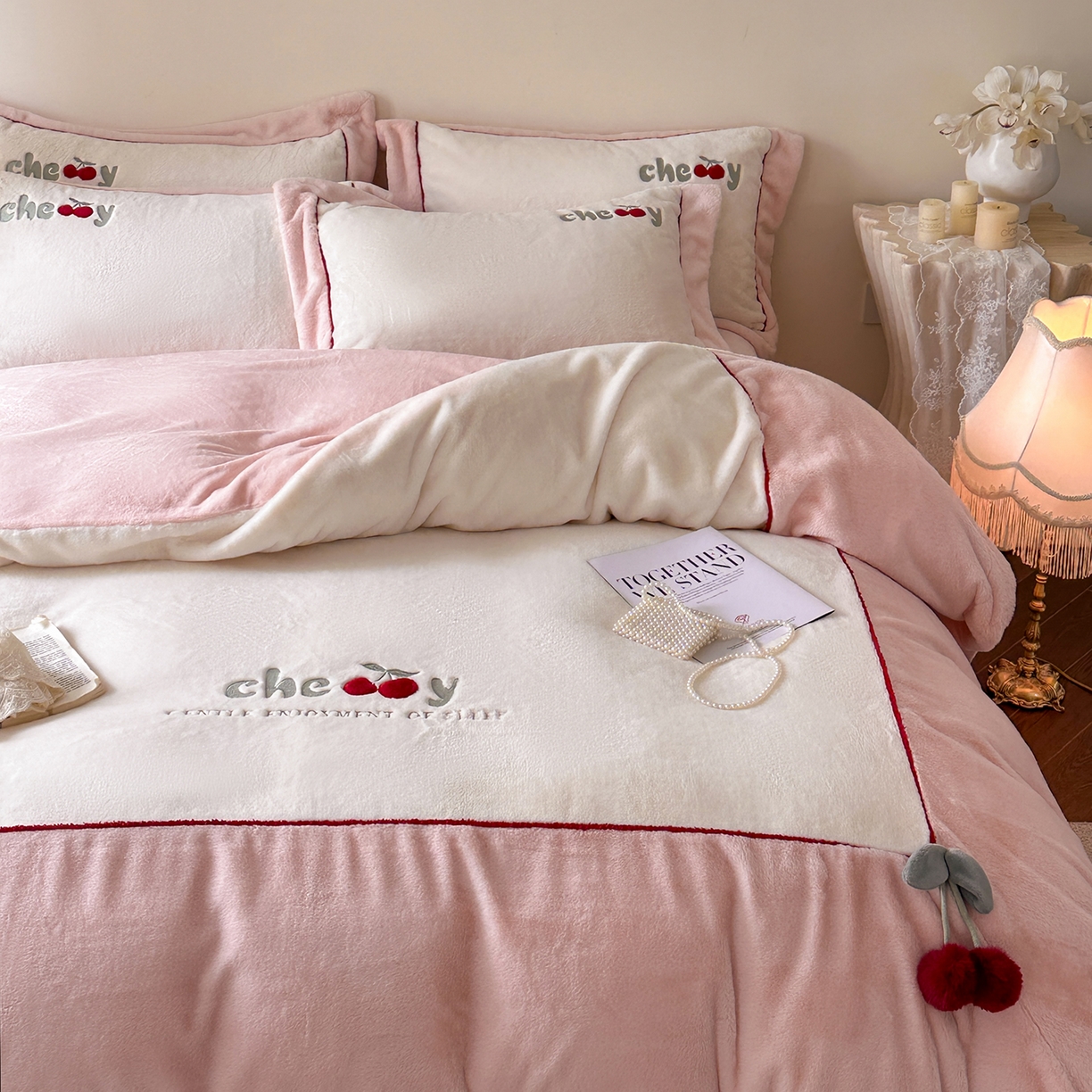 91家纺网 家纺一手货源 找家纺 艾唯希家纺 2025新款小兔毛全消光牛奶绒工艺四件套-绒樱桃系列 绒樱桃-粉