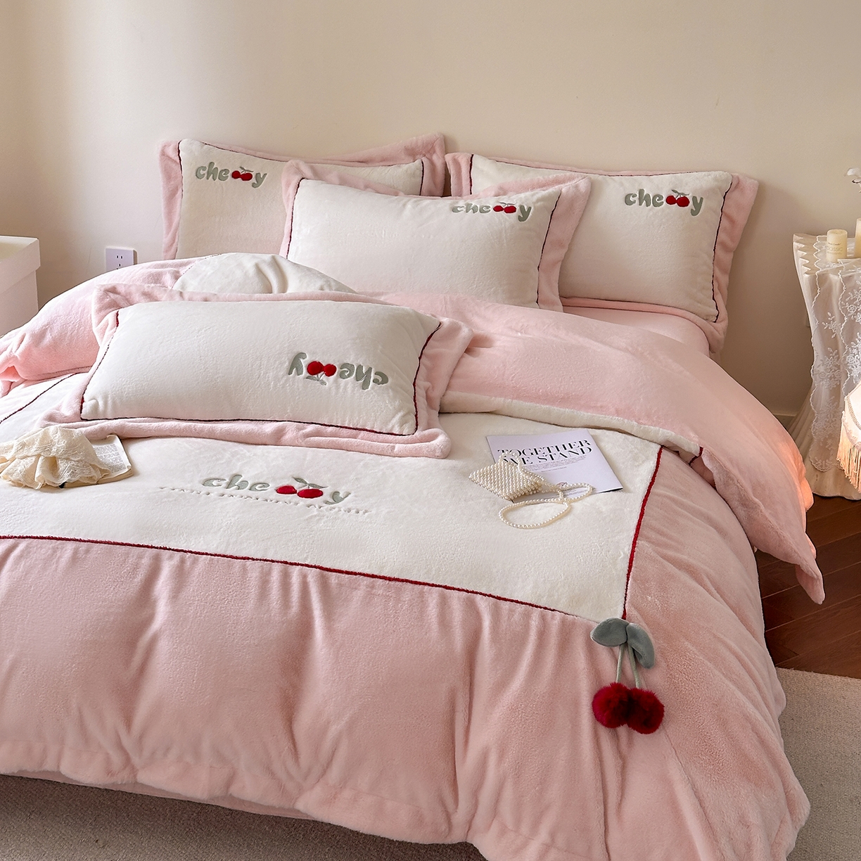 91家纺网 家纺一手货源 找家纺 艾唯希家纺 2025新款小兔毛全消光牛奶绒工艺四件套-绒樱桃系列 绒樱桃-粉